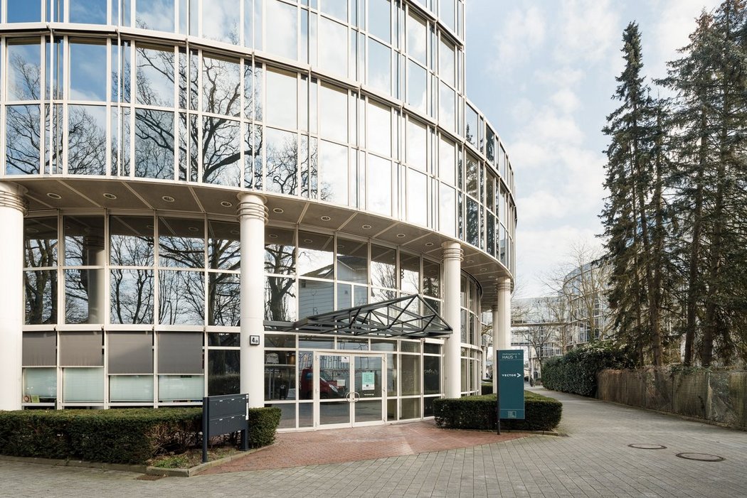 Bürocampus Deelböge Gebäude mit moderner Glasfront und Vector-Schild vor dem Eingang