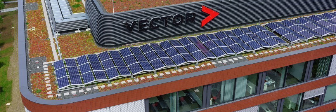 Photovoltaikanlage bei Sonnenschein auf dem Dach des Hauptgebäudes in der Holderäckerstraße 36 in Stuttgart-Weilimdorf