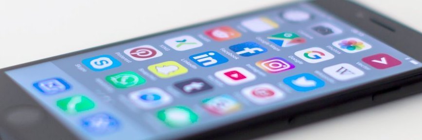 Smartphone mit Social Media Apps auf dem Bildschirm