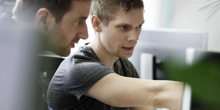 Mitarbeiter von Vector an ihrem Arbeitsplatz