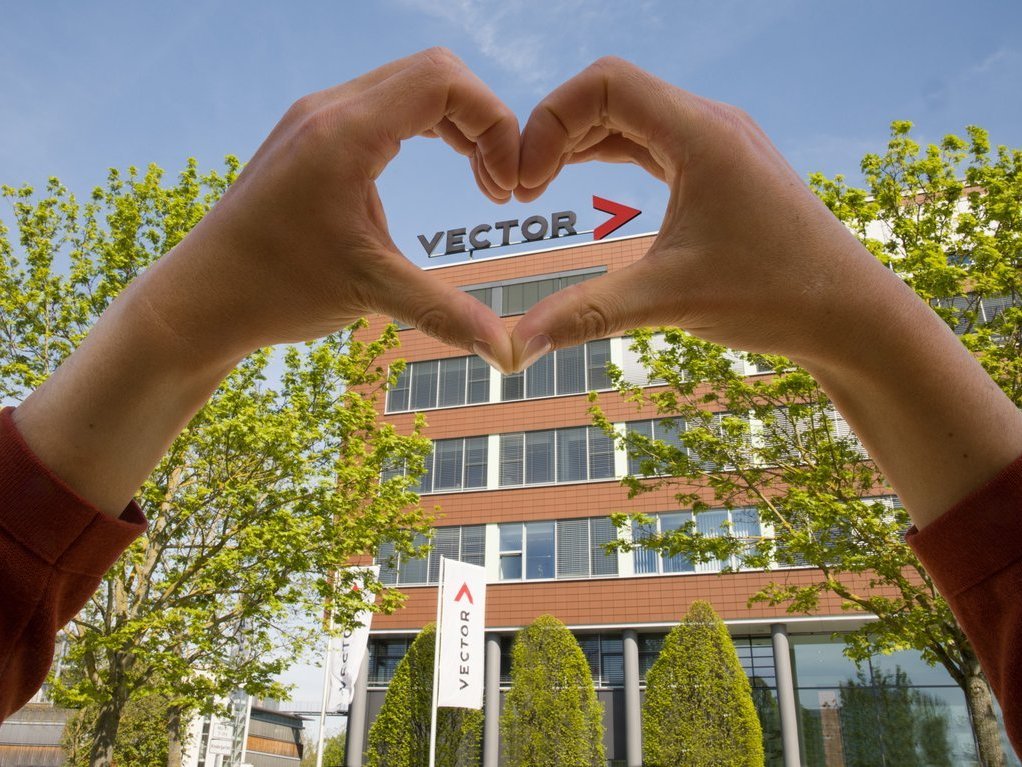 Vector Gebäude im Hintergrund, davor zwei Hände, die ein Herz formen