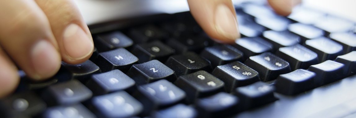 Finger über einer Tastatur