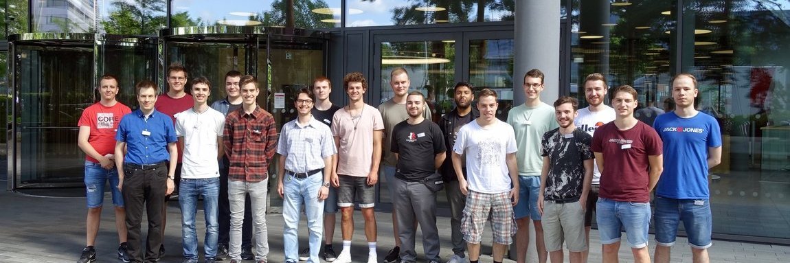 Studierende der Hochschule Esslingen vor dem Vector Hauptgebäude in Stuttgart-Weilimdorf