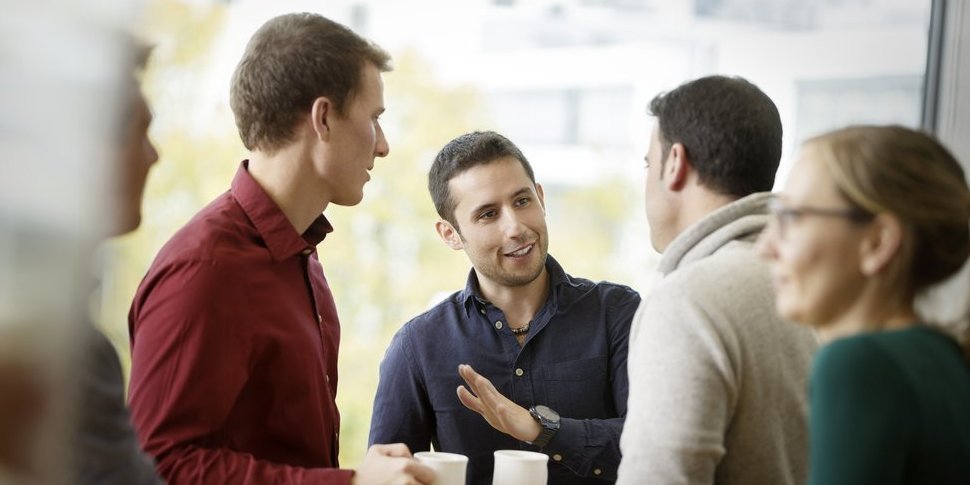 An 21 internationale Stammtische kann man sich am Vector Campus in Stuttgart mit Kollegen unterschiedlicher Nationen vernetzen und sich in der jeweiligen Landessprache austauschen. Vector employees have a chat