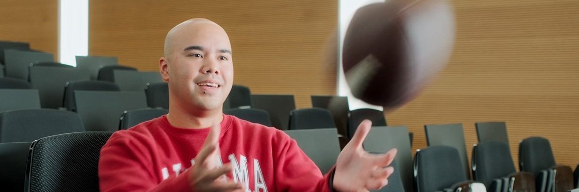 Ein Vector-Mitarbeiter fängt einen American Football.