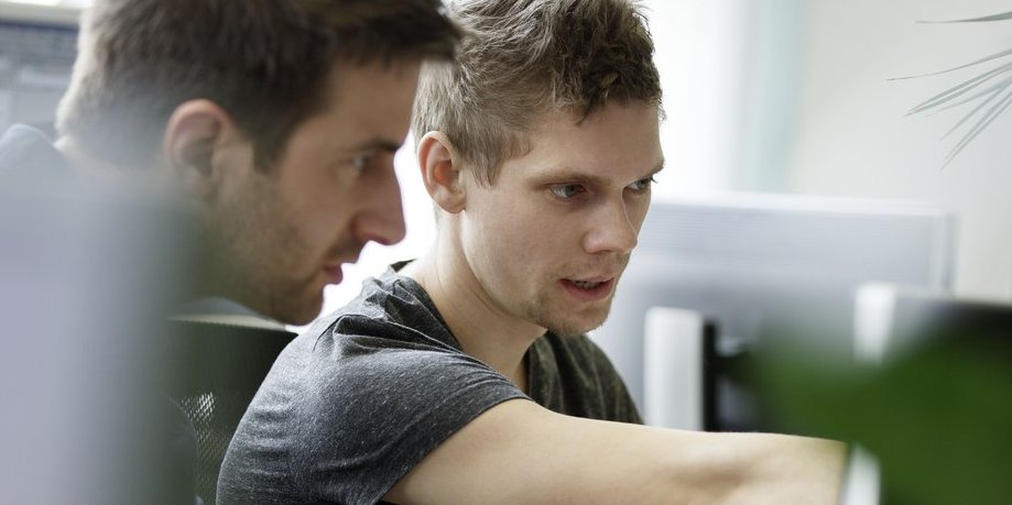 Mitarbeiter von Vector an ihrem Arbeitsplatz