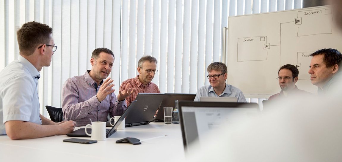 Vector Mitarbeiter in einer technischen Diskussion