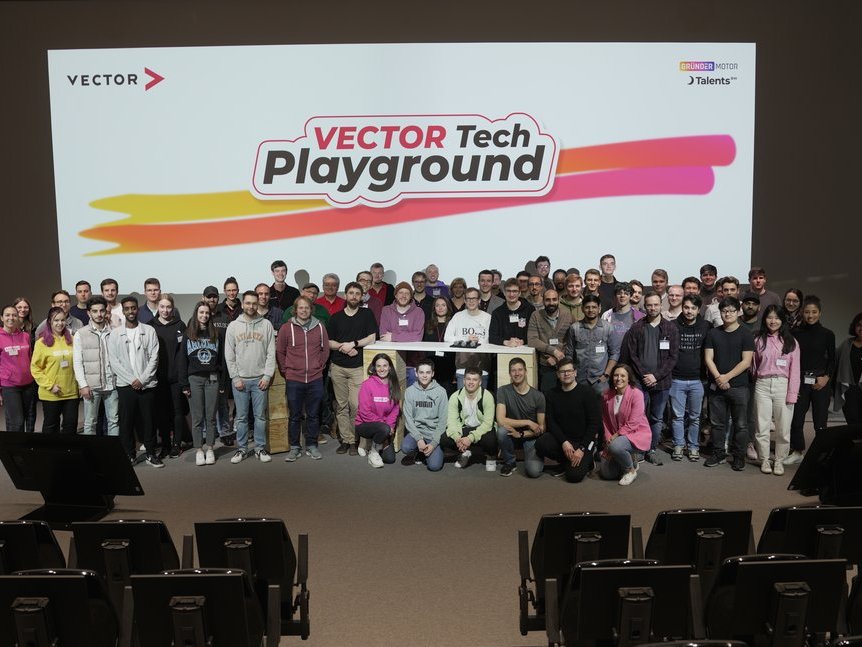 Alle Teilnehmenden des Vector Tech Playground als große Gruppe auf der Bühne