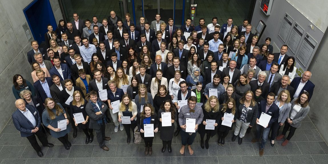 Mehr als 120 Studierende bekommen Rückenwind durch ein von Vector gefördertes Stipendium. Gruppe von Studierenden die das Deutschlandstipendium erhalten haben