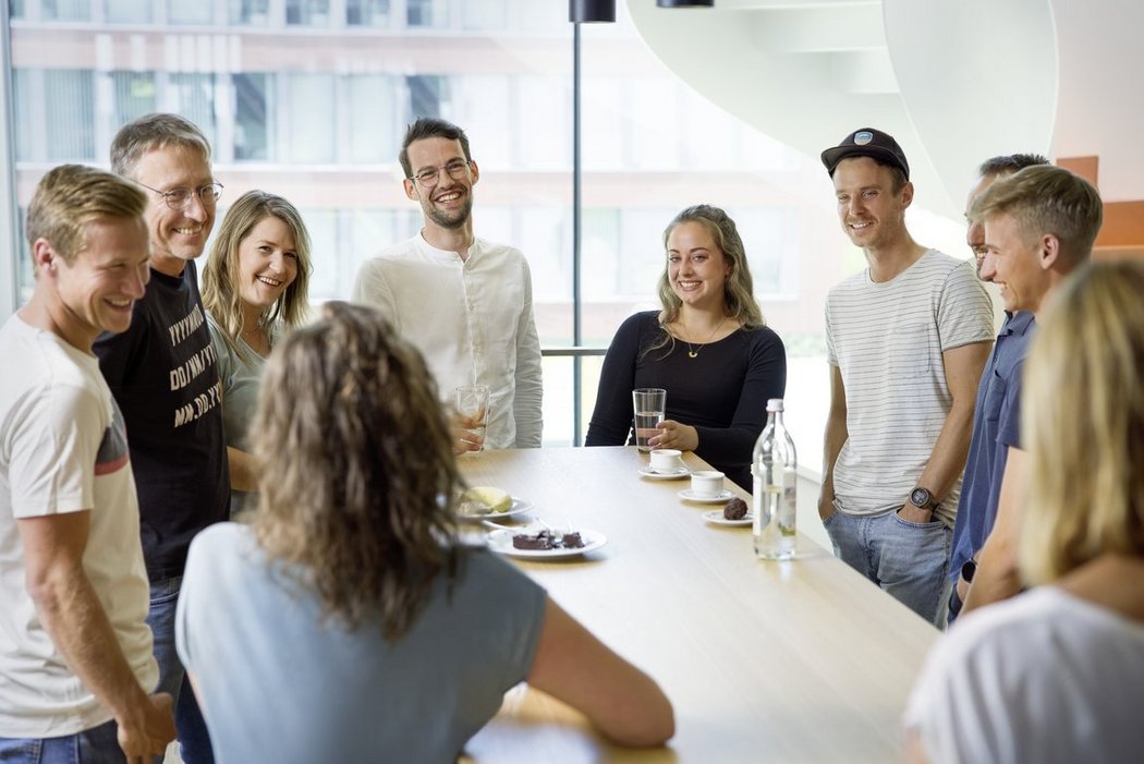 Vector Mitarbeitende im modernen Büro im Gespräch um einen Tisch