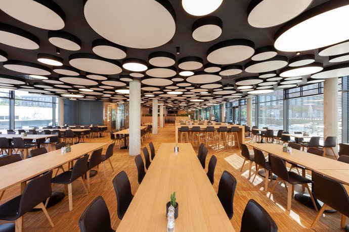 Preisgekröntes Betriebsrestaurant Kantine mit viel Holz und gemütlicher Atmosphäre