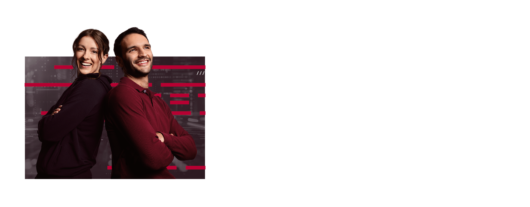 Zwei Mitarbeitende jüngeren Alters stehen Rücken an Rücken und lächeln, vor einem Hintergrund mit roten und grauen Elementen. Sie wirken selbstbewusst und zufrieden.