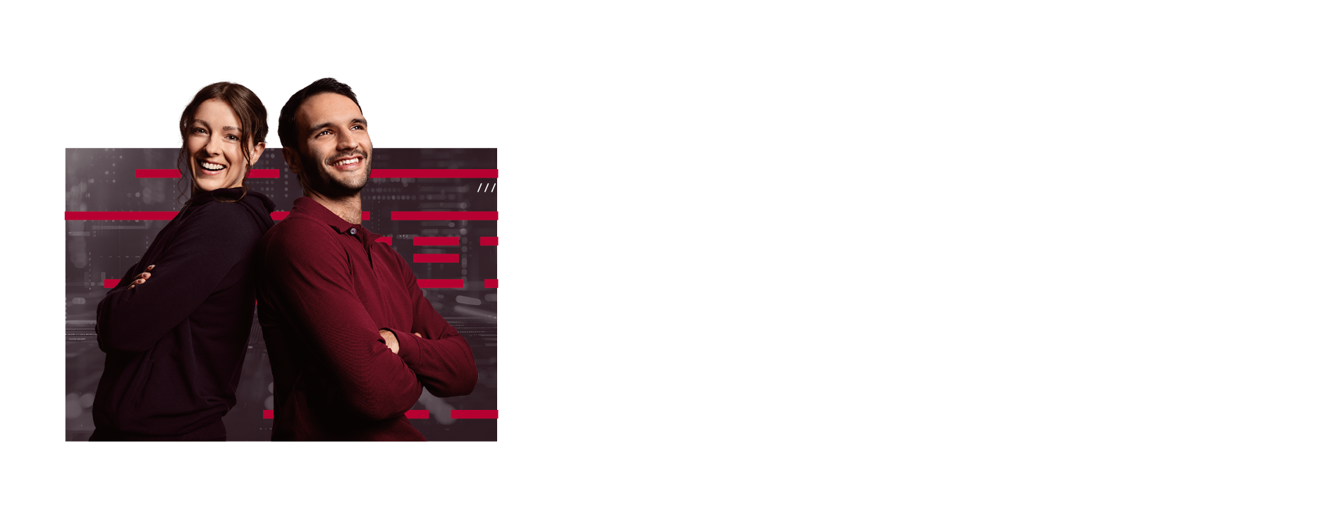 Zwei Mitarbeitende jüngeren Alters stehen Rücken an Rücken und lächeln, vor einem Hintergrund mit roten und grauen Elementen. Sie wirken selbstbewusst und zufrieden.