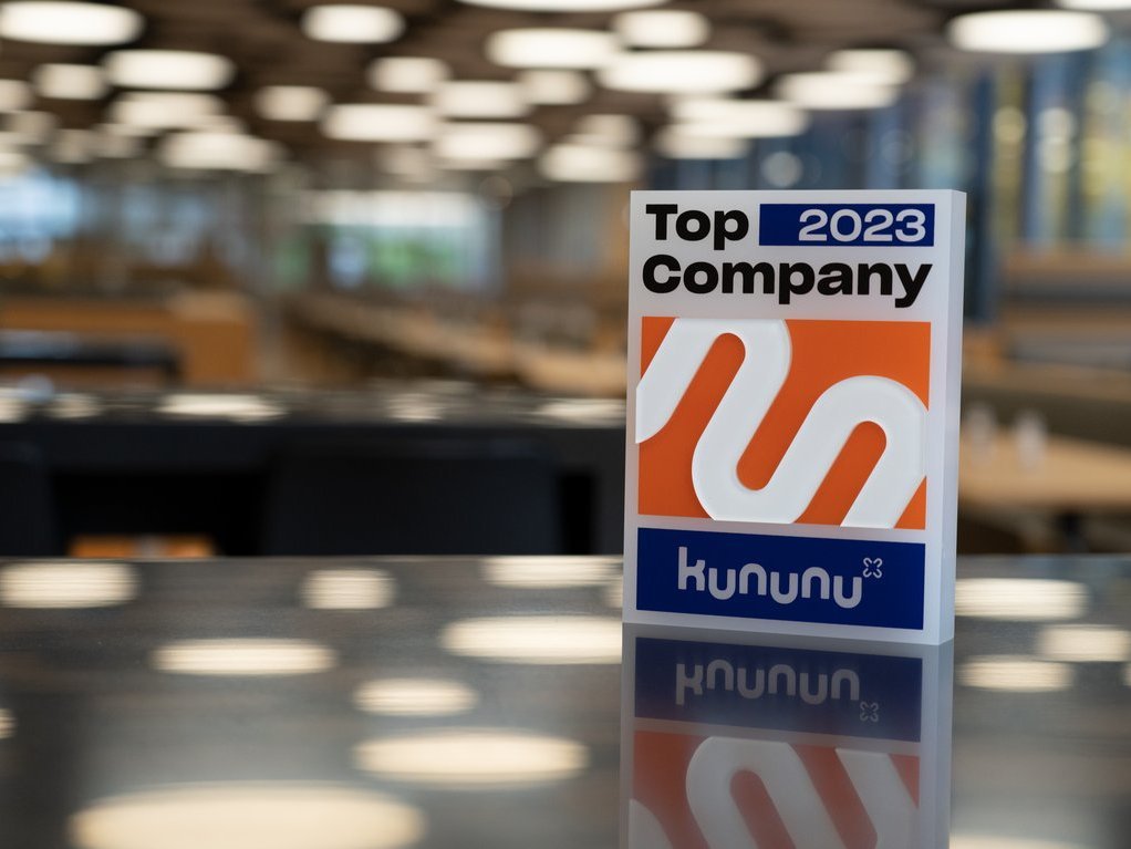 kununu Top-Company-Trophäe auf einem Tisch