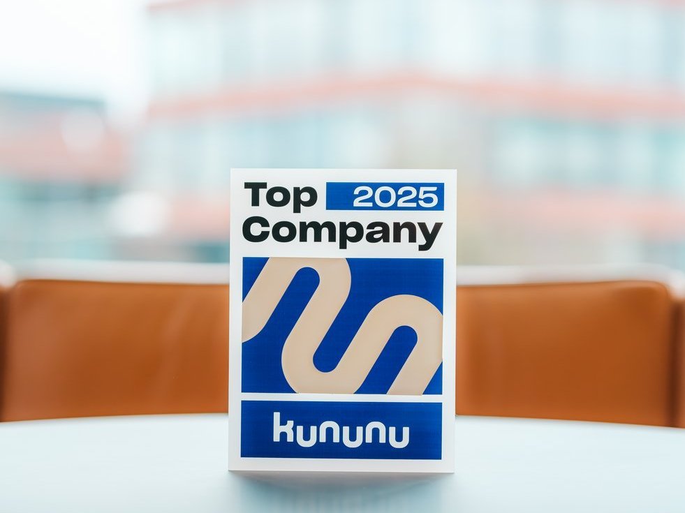 kununu-Top-Company-2025 auf einem Tisch in einem Vector-Gebäude 