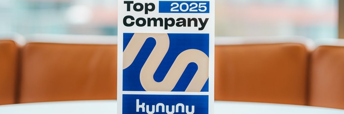 kununu-Top-Company-2025 auf einem Tisch in einem Vector-Gebäude 