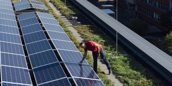 Solaranlangen auf dem Vector Gebäudedach