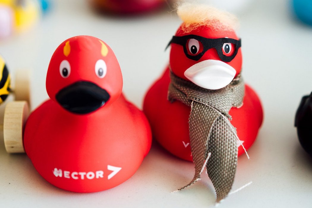 Zwei rote Gummienten mit Vector Logo