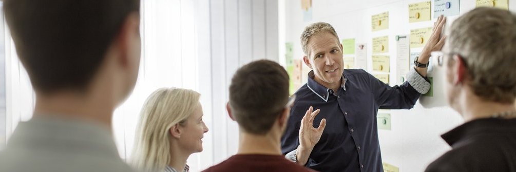 Beschäftigte von Vector beim Brainstorming