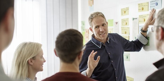 Beschäftigte von Vector in einem Meeting