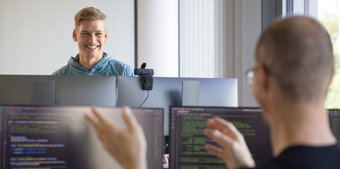 Zwei Softwareentwickler im Gespräch