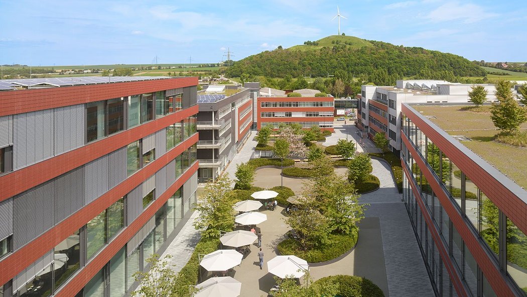 Innenhof mit Blick auf den grünen Heiner Innenhof des Standortes Stuttgart