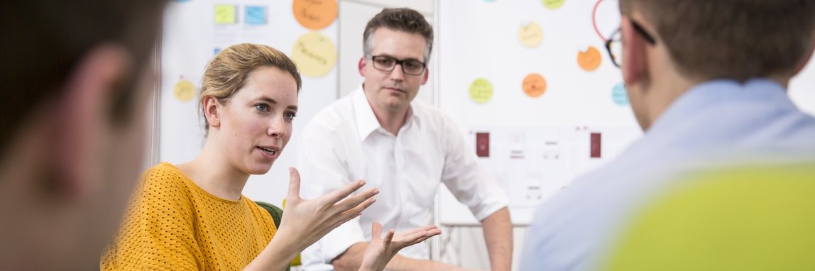 Beschäftigte von Vector in einem Meeting