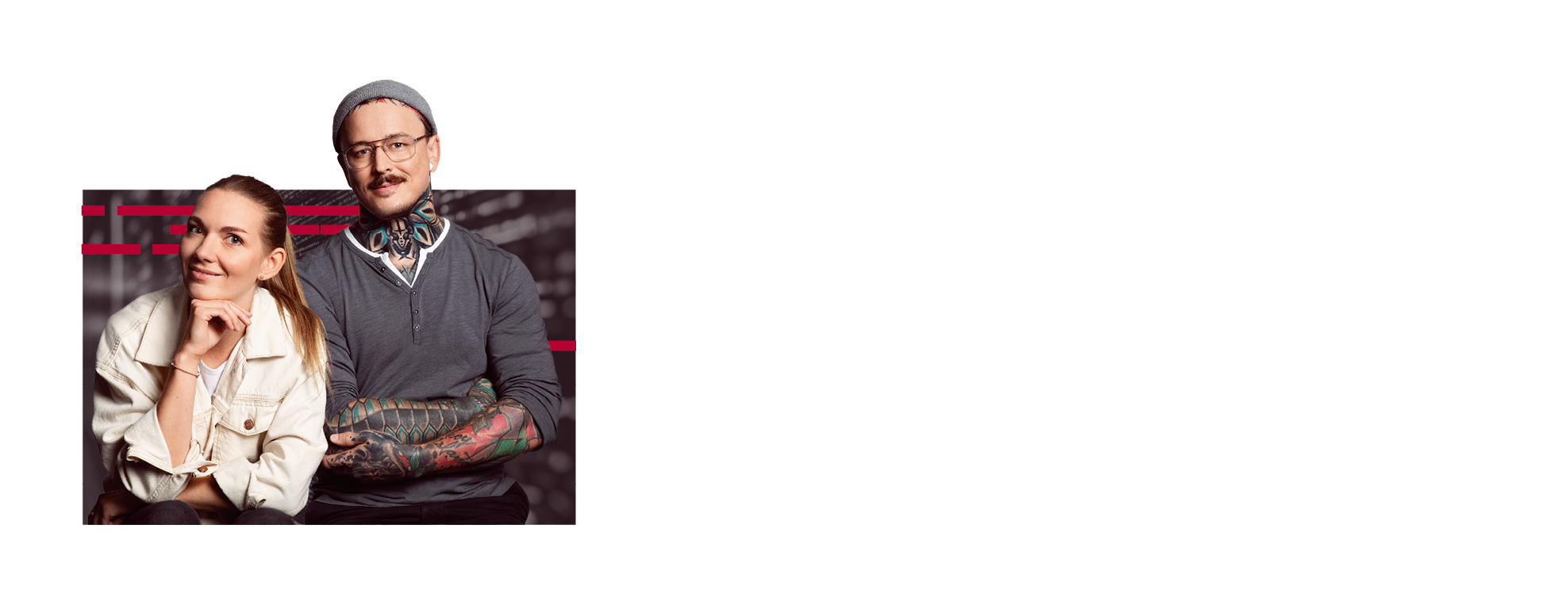 A young woman and a young man are sitting next to each other and smiling. Both look relaxed and content.