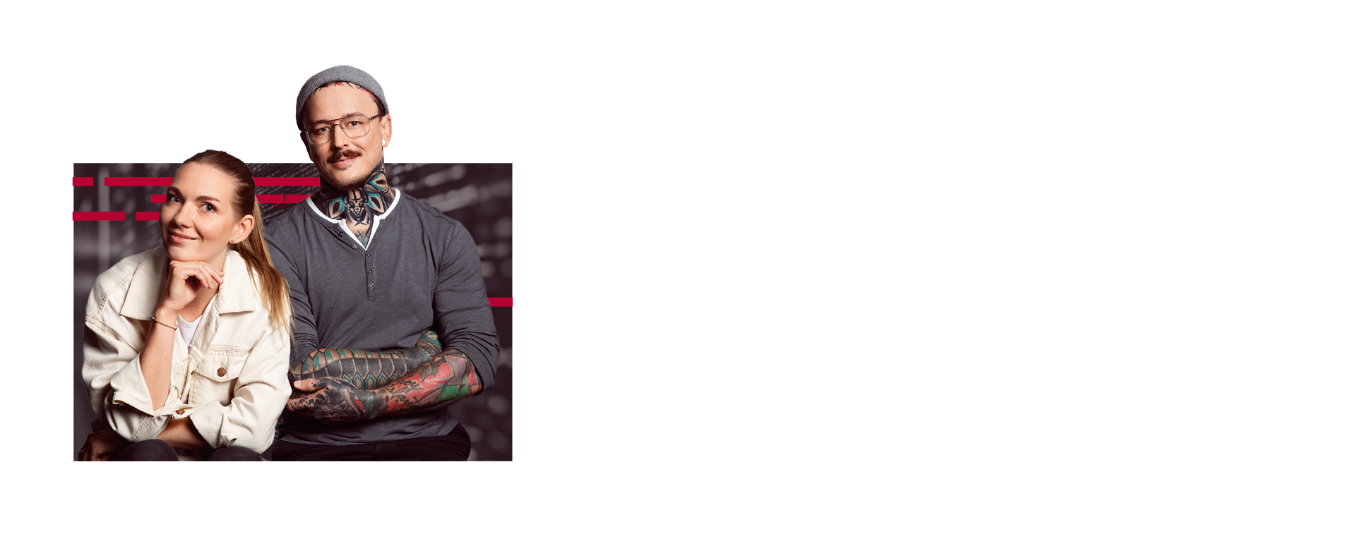 Eine junge Frau und ein junger Mann sitzen nebeneinander und lächeln. Beide wirken entspannt und zufrieden.