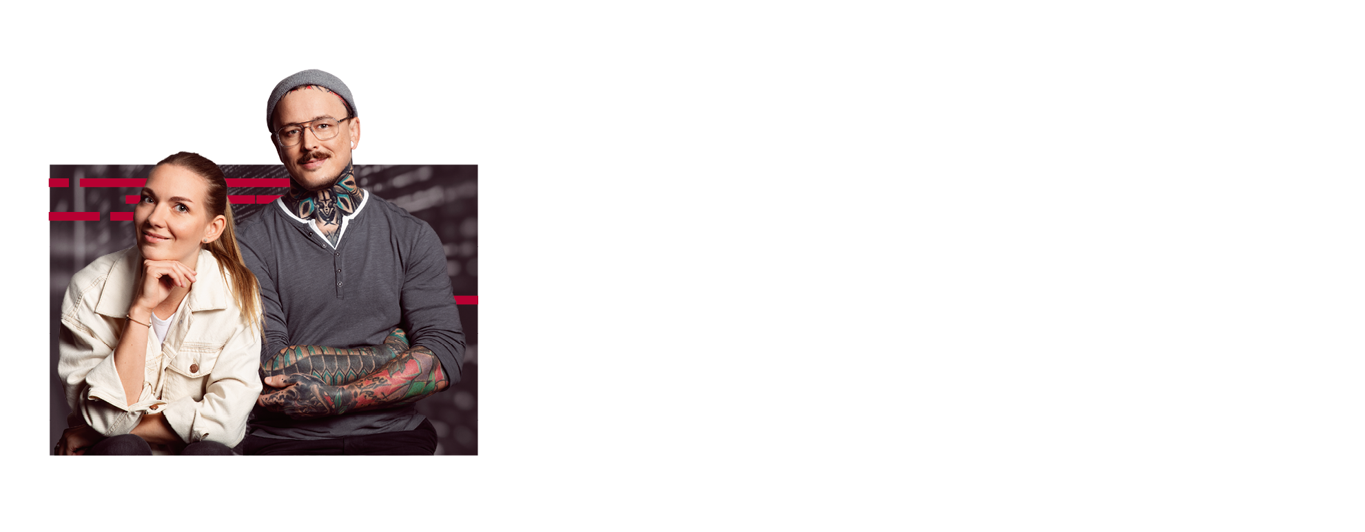 A young woman and a young man are sitting next to each other and smiling. Both look relaxed and content.