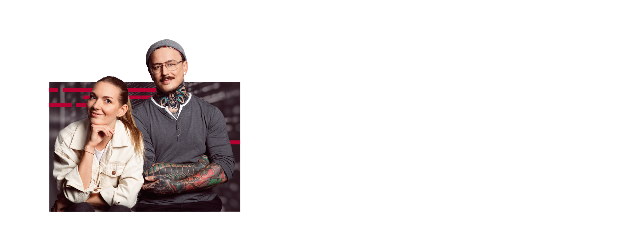 A young woman and a young man are sitting next to each other and smiling. Both look relaxed and content.