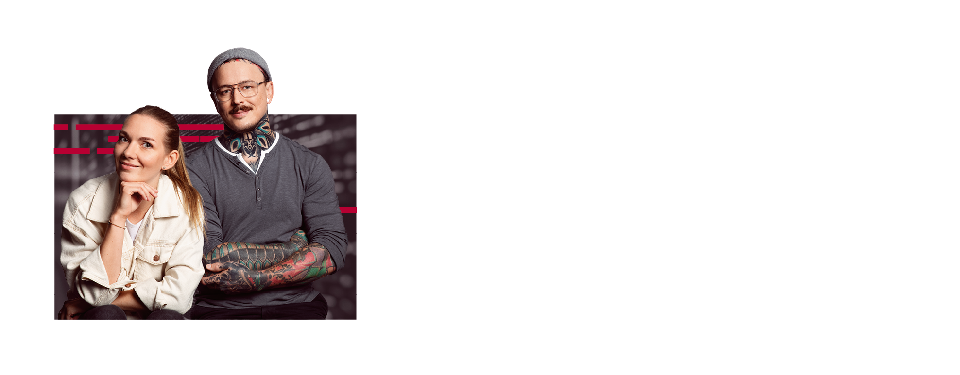 A young woman and a young man are sitting next to each other and smiling. Both look relaxed and content.