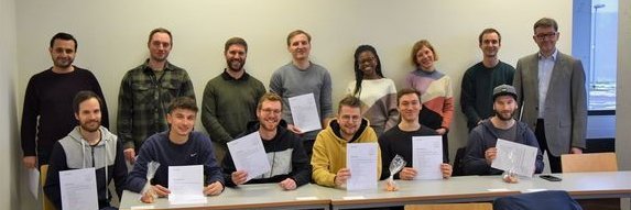Gruppe von Mechatronik-Studierenden mit AUTOAR-Zertifikat in den Händen
