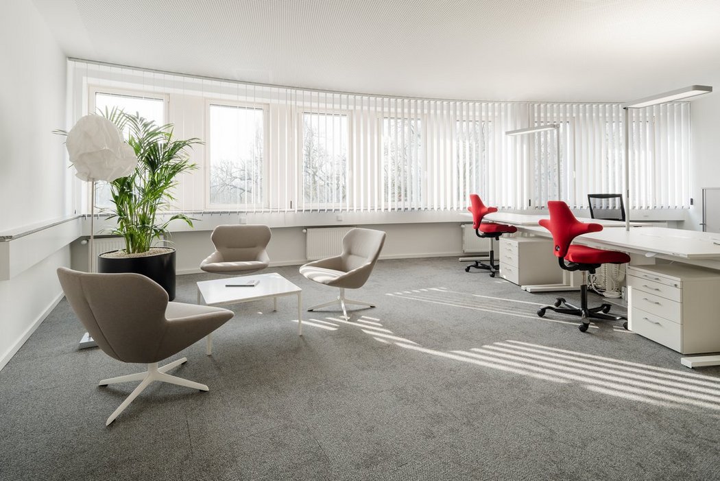 Büro mit Besprechungsecke Helles Büro mit Besprechungsecke