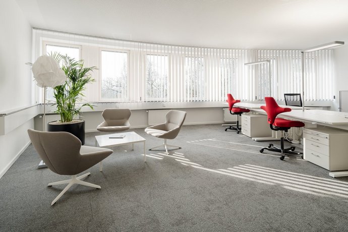 Büro mit Besprechungsecke Helles Büro mit Besprechungsecke