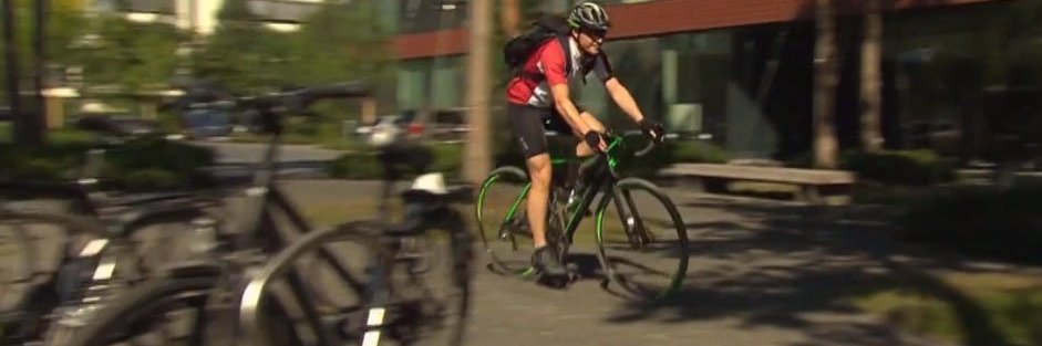 Ein Mitarbeiter von Vector fährt mit dem Fahrrad