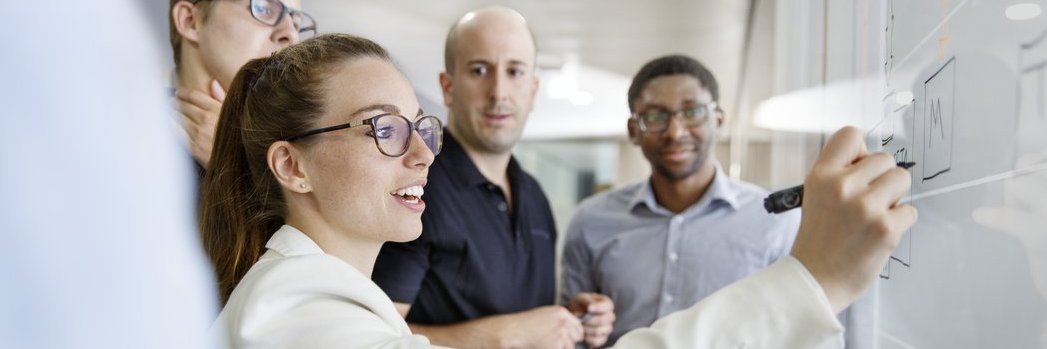 Vector Mitarbeiter und Mitarbeiterinnen bei einer Team Brainstorming Aktivität 