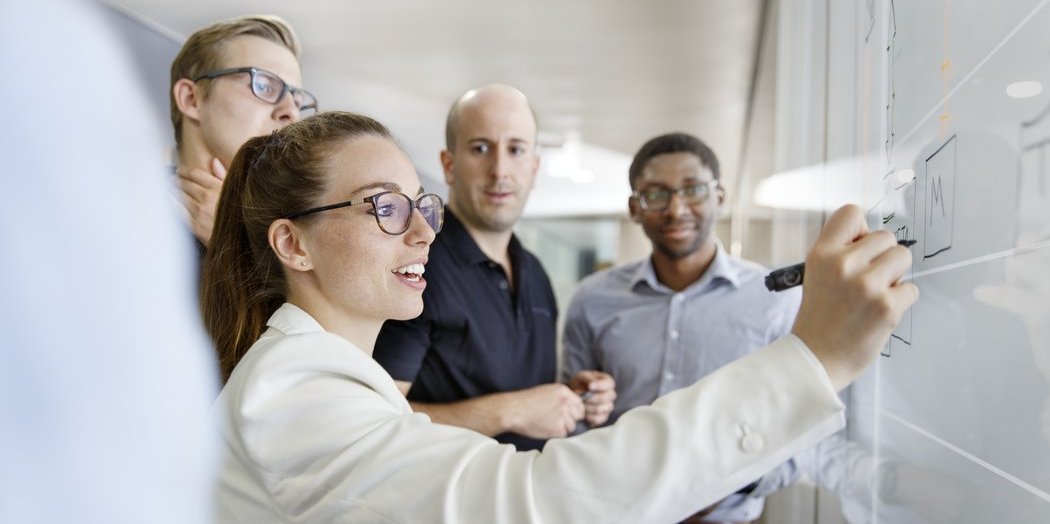 Vector Mitarbeiter und Mitarbeiterinnen bei einer Team Brainstorming Aktivität