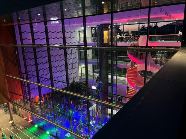 Tanzende Vector Mitarbeiter und Mitarbeiterinnen in der Eingangshalle