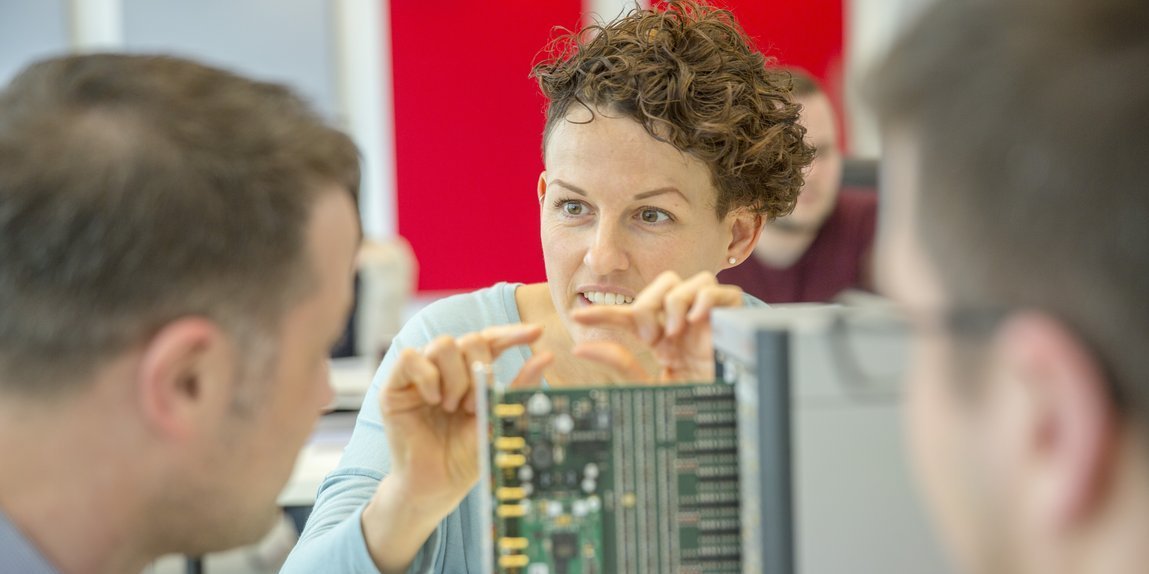 9 000 customers in 76 countries receive comprehensive service. Vector employees at work