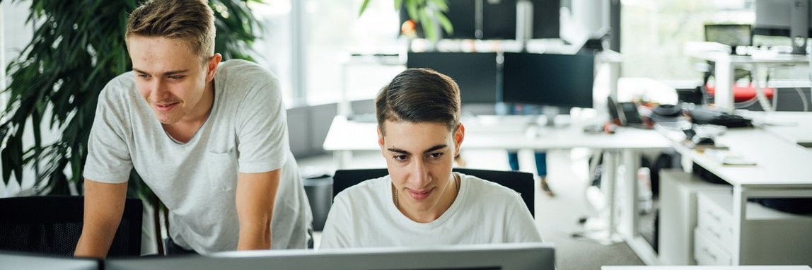 Mitarbeiter von Vector an ihrem Arbeitsplatz