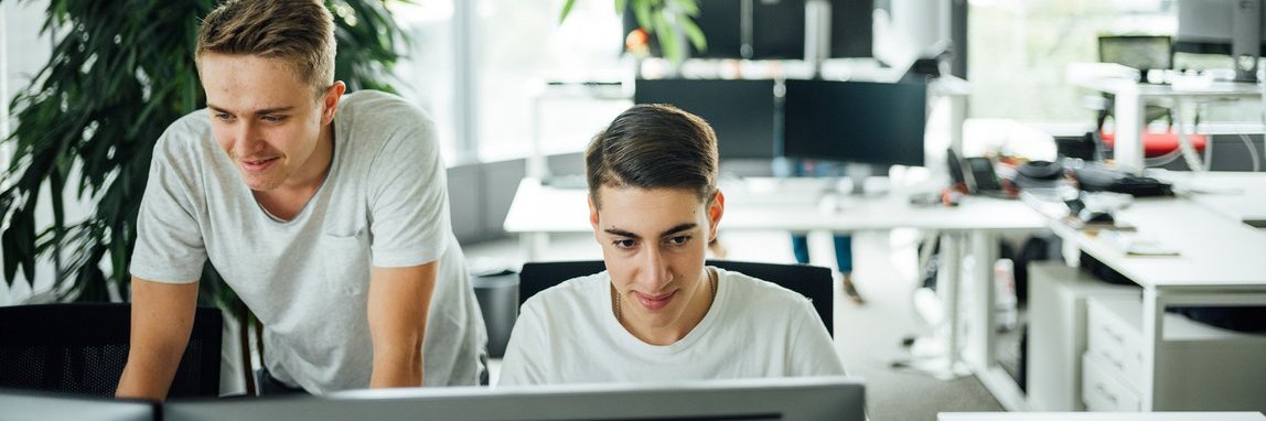 Mitarbeiter von Vector an ihrem Arbeitsplatz