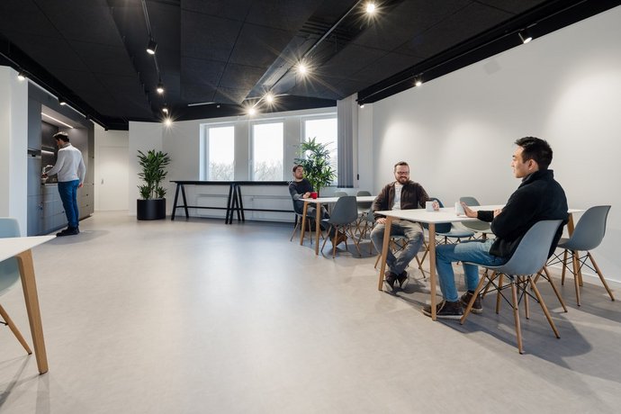 Kaffeeküche Moderne Kaffeeküche mit Kaffeevollautomat und Sitzgelegenheiten