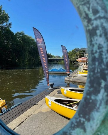 Beach-Club am Alsterkanal Sonniger Beach Club am Alsterkanal mit Kanus und Tretbooten