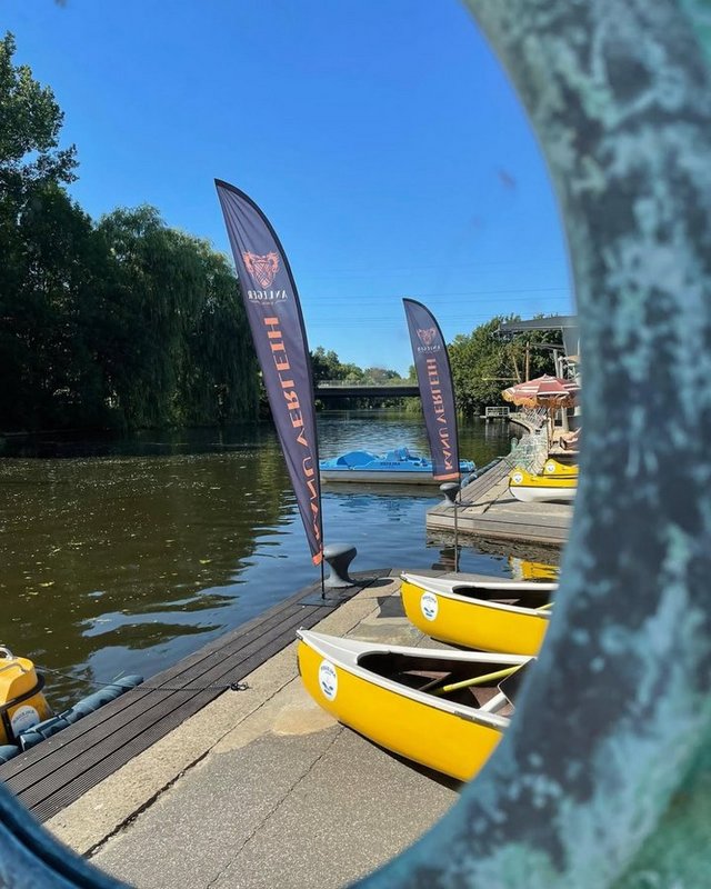 Beach-Club am Alsterkanal Sonniger Beach Club am Alsterkanal mit Kanus und Tretbooten