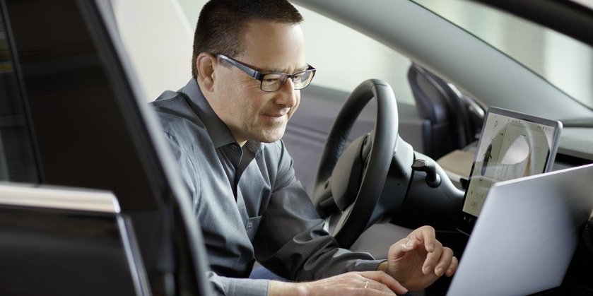 Mitarbeiter von Vector führt Tests in einem Fahrzeug durch