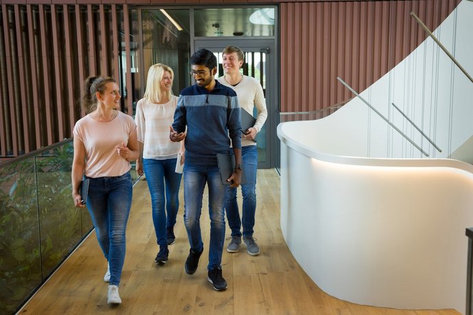 Wohlfühl-Arbeitsatmosphäre Mitarbeitende im Innenbereich des Gebäudes in Regensburg