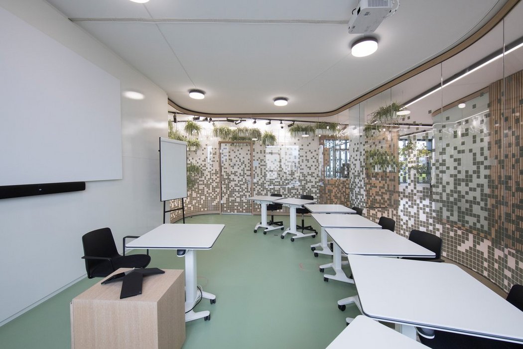 A workspace with 8 tables and chairs