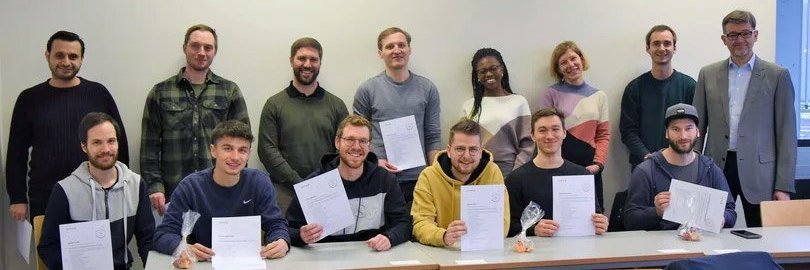 Gruppe von Mechatronik-Studierenden mit AUTOAR-Zertifikat in den Händen