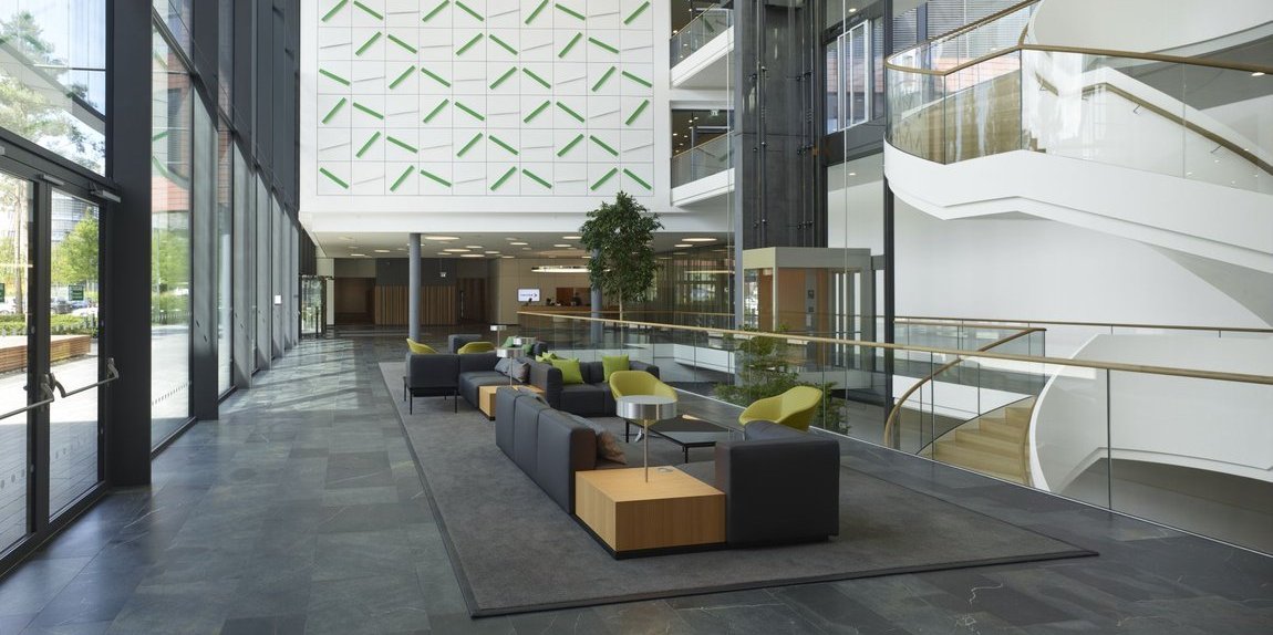 Platin und Diamant! Das Vector Gebäude in Stuttgart ist das einzige gewerblich genutzte Bürogebäude weltweit, das die beiden höchsten Auszeichnungen der Deutschen Gesellschaft für Nachhaltiges Bauen erhalten hat. Empfangshalle des Vector Firmensitzes
